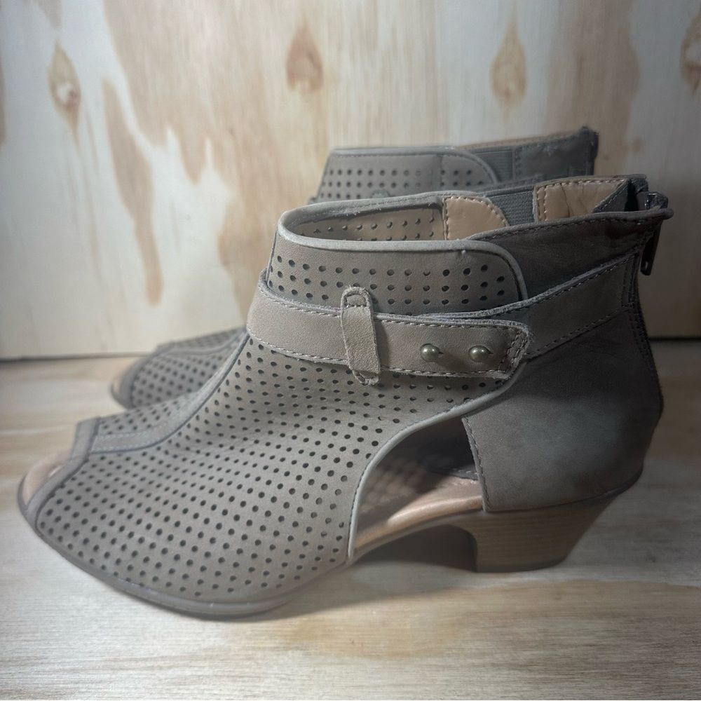 Earth Taupe Ankle Boots Size 9